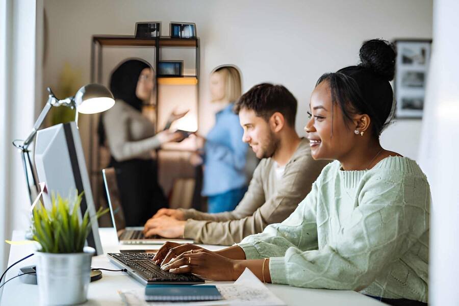 Backoffice medewerker aan het werk